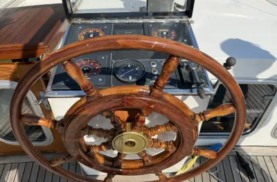 houten scheepsroer en instrumentenpaneel
