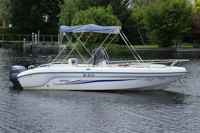 open motorboot met bimini op het water
