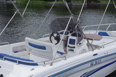 console en zitgedeelte van motorboot