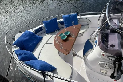 voorkant van een open motorboot met rondzit