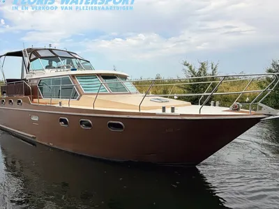 motorboot aan de kade in open water