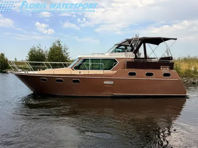 motorjacht in rustig water langs oever