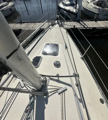 dek van zeilboot in jachthaven