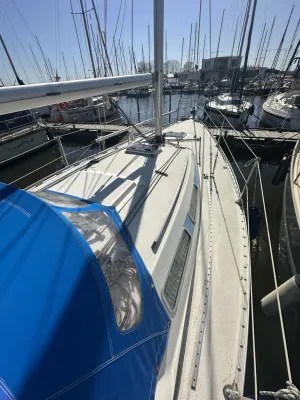 zeildek en boeg van jacht in marina