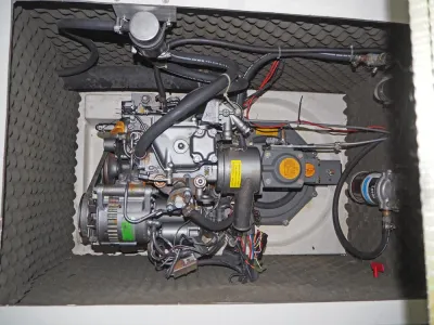 motorcompartiment met scheepsmotor