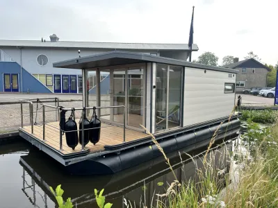 woonboot op kanaal bij kade