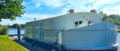 woonboot aangemeerd langs kade