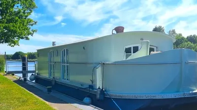 woonboot afgemeerd aan kade