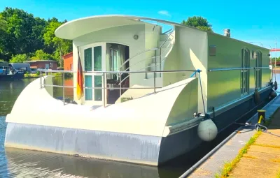 woonboot afgemeerd bij kade