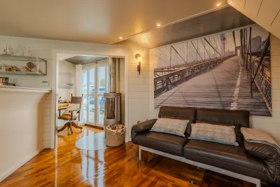 woonboot interieur met zithoek