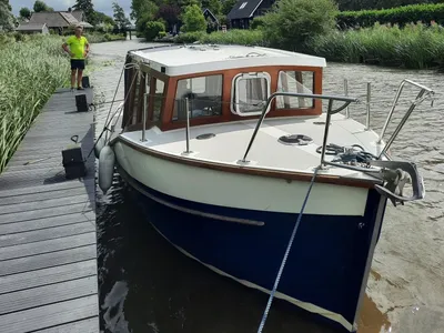 motorboot aangemeerd bij houten steiger