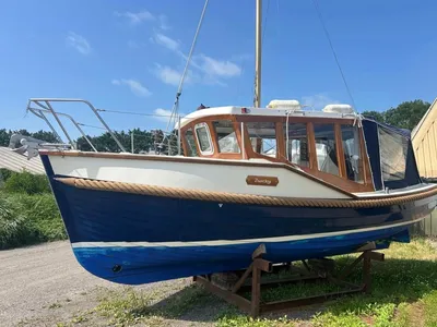 motorboot op bokken bij loods