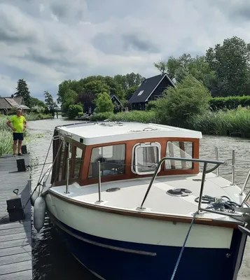 motorboot aangemeerd bij houten steiger