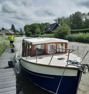 motorboot afgemeerd aan steiger