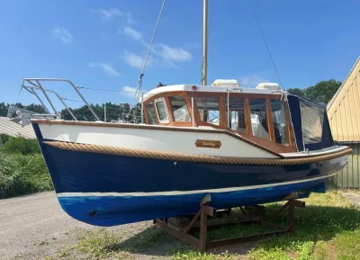 motorboot op bokken bij loods