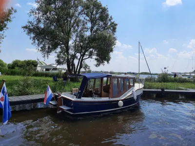 motorboot aangemeerd bij steiger