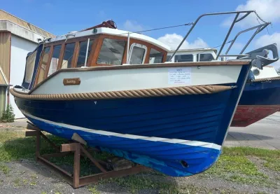 motorboot op de kant in opslag
