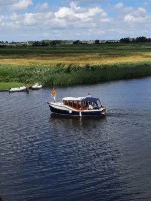 motorboot op water met landschap op achtergrond