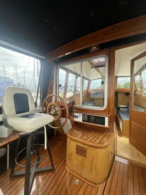 interieur met stuurstand en stoel