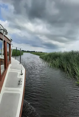 zijaanzicht boot in smalle rietgeul