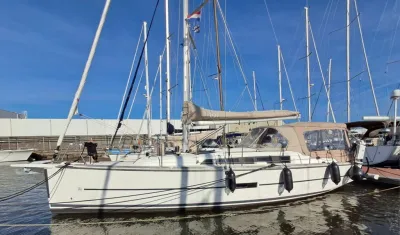 zeiljacht afgemeerd in jachthaven
