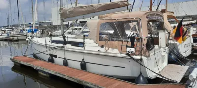 zeiljacht aangemeerd in een jachthaven