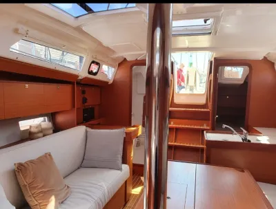 interieur kajuit met zitbank en kombuis