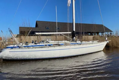zeiljacht aangemeerd in een klein haventje