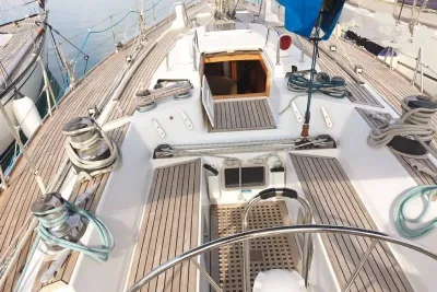 cockpit van zeiljacht met teakdek