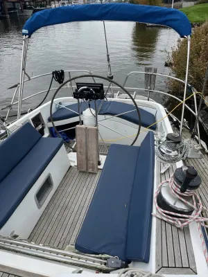 cockpit van zeiljacht in haven