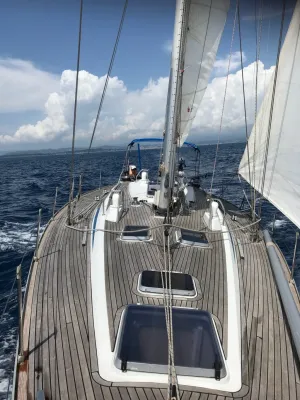 voorzijde dek van zeiljacht op open water
