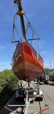 Vooraanzicht van zeilboot op trailer