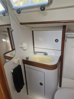 interieur toilet met wastafel en kast