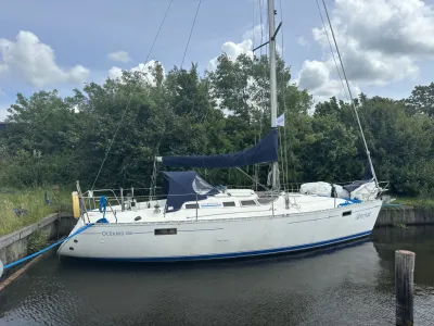 zeilboot afgemeerd in haven