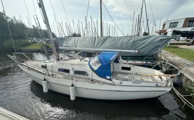 zeiljacht aangemeerd in een jachthaven