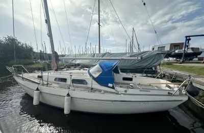 zeiljacht aangemeerd in een jachthaven