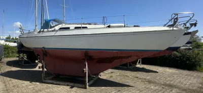 Zeiljacht op bokken in jachthaven