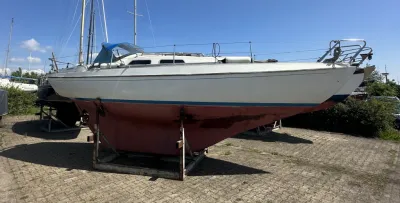 zeiljacht op de kant in opslag
