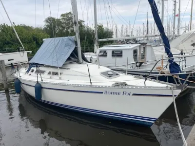 zeilboot afgemeerd in jachthaven