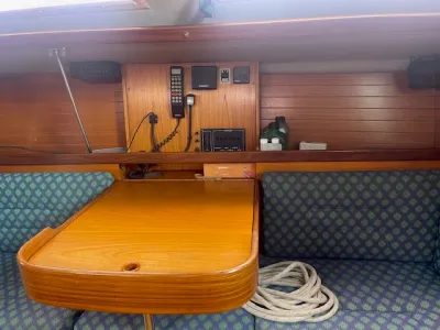 binneninterieur met tafel en zitbank