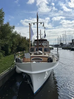 klassieke houten motorjacht in haven