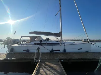 zeiljacht afgemeerd in jachthaven
