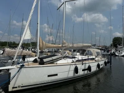 zeiljacht afgemeerd in jachthaven