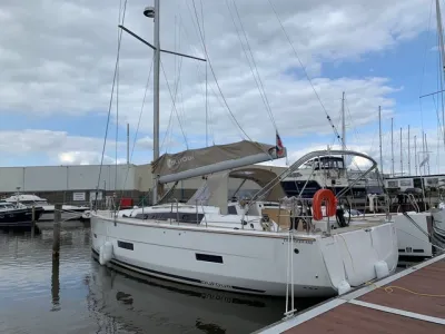 zeiljacht aangemeerd in jachthaven