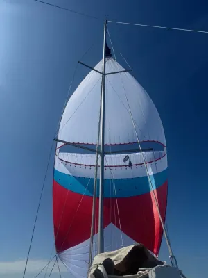 spinnaker en mast gezien vanaf het dek