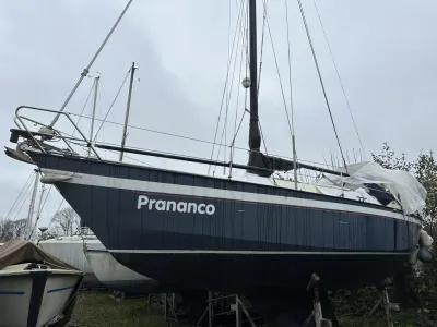 zeiljacht op de kant in een haven
