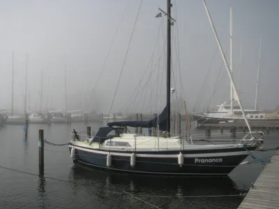 zeilboot in mistige jachthaven