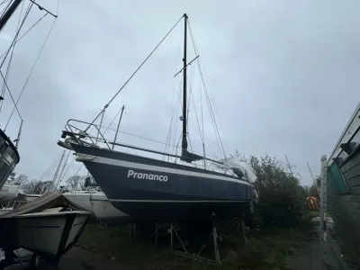 zeiljacht op het droge in jachthaven