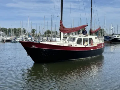 Kotter in de haven op het water