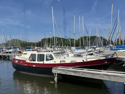 motorkotter afgemeerd in jachthaven